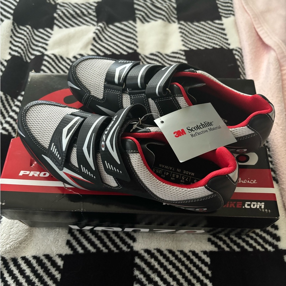 Venzo cycling shoes. Size women’s 9 or men’s 7.5. Sold with delta/arc clips.